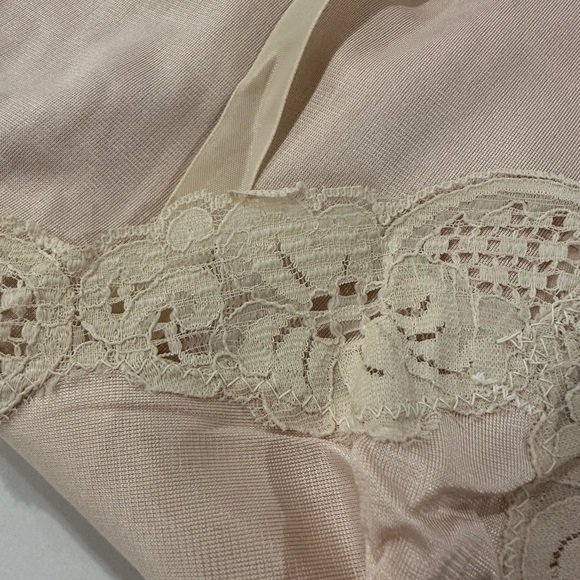 VTG full nude lace trim  slip adjustable straps SZ L/XL EUC champagne colour - Picture 8 of 8